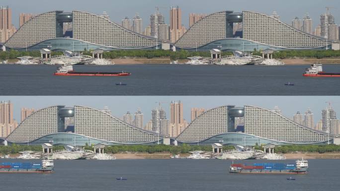 武汉洲际酒店前的长江江面上一艘轮船驶过
