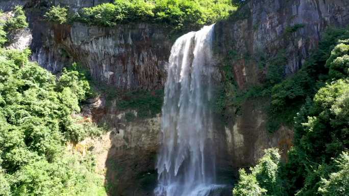 青山绿水瀑布航拍