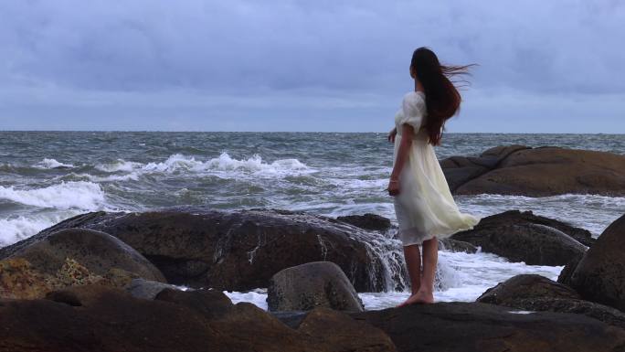 美女看海孤独时光面朝大海