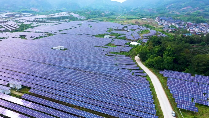 山区大面积太阳能光伏发电场4K航拍