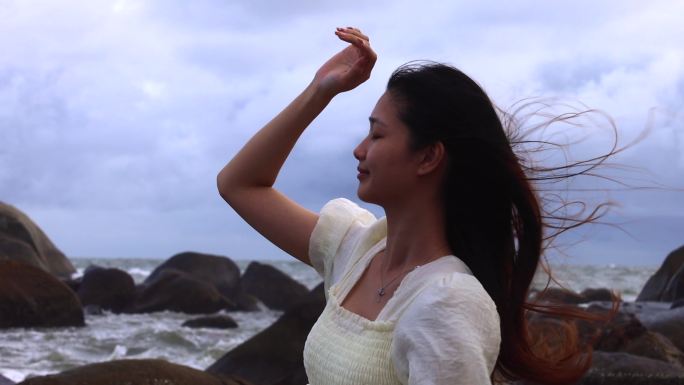 听海的女孩长发飘飘特写镜