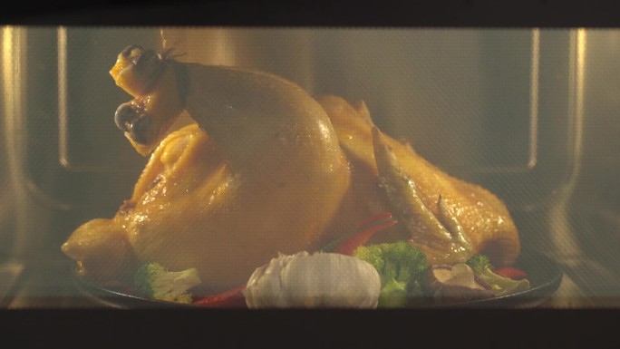 烤箱厨房延时烤鸡一整只鸡从生到熟延时实拍