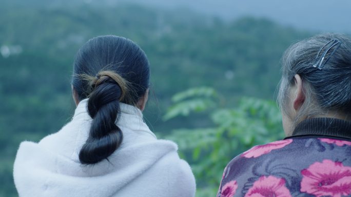 【4K】大山母女谈心农村乡下母女聊天背影