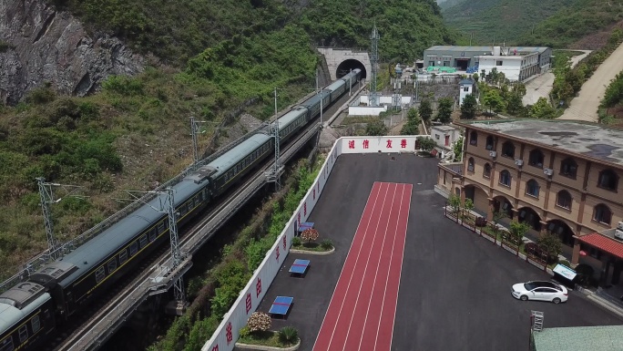 山区中的铁路与列车