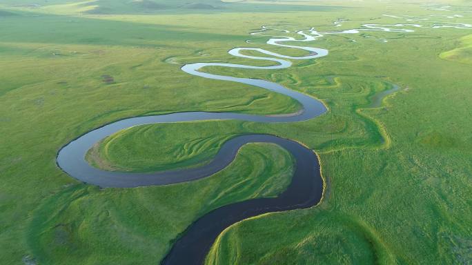 航拍绿色草原蓝色河湾
