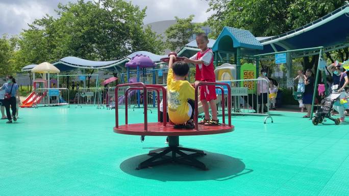 广州儿童公园 滑梯 荡秋千 玩耍
