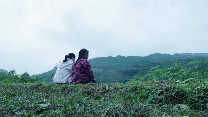 【4K】大山母女依偎聊天摆龙门阵