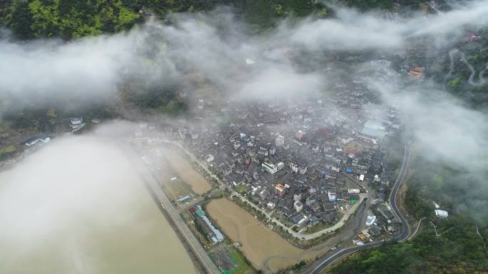 固定机位航拍云雾中的玉环大麦屿鲜叠社区