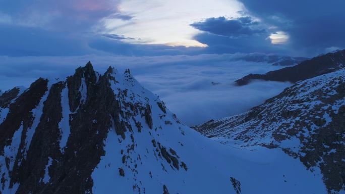 美丽雪山云海晚霞航拍巴郎山