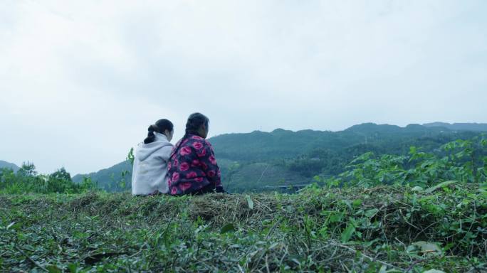 【4K】大山母女农村妇女依偎聊天摆龙门阵