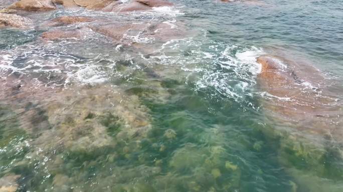 青岛的大海和海浪礁石
