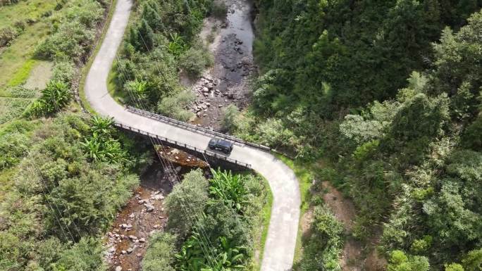 汽车山路穿行