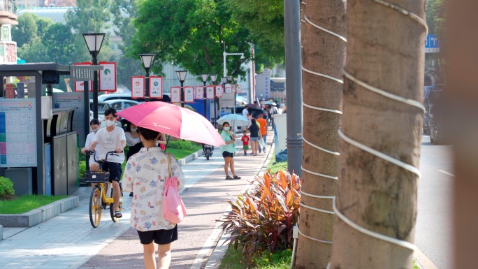 炎热高温街道撑伞的行人