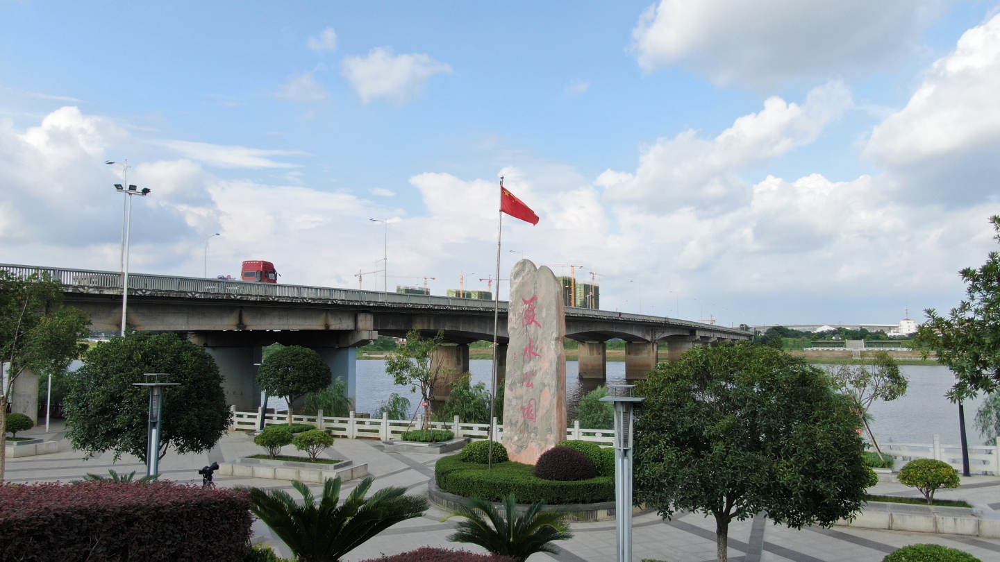 黄陂二桥滠水公园旗帜飘扬全景外滩航拍