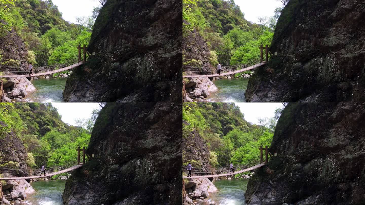 山涧 吊桥 行人通过 青山 溪流