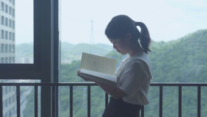 女生窗边看书阅读书籍放空自己享受生活文艺