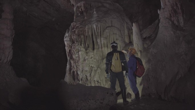 工作人员在天台山溶洞观察A023