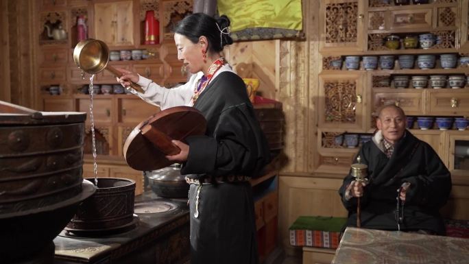 传统古朴藏民生活铜锅煮水烧奶茶