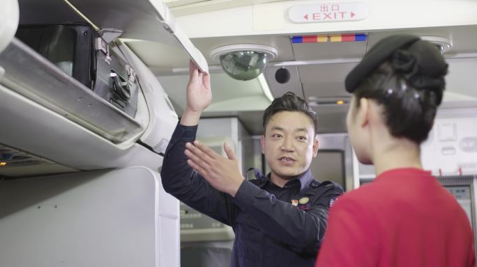【4K】帅哥指导空姐检查飞机行李箱