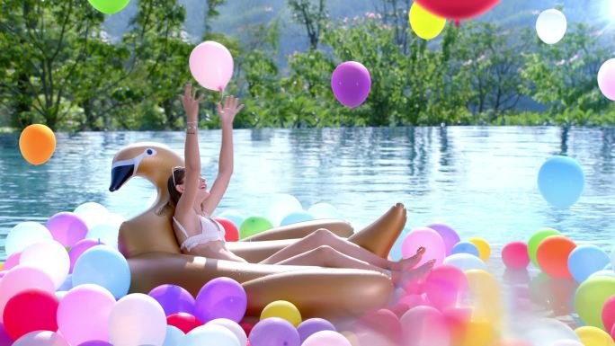 美女泳装泳池彩色气球高端