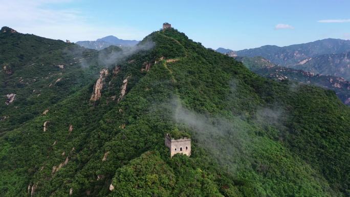 航拍雨后云雾缭绕中的怀柔神堂峪长城