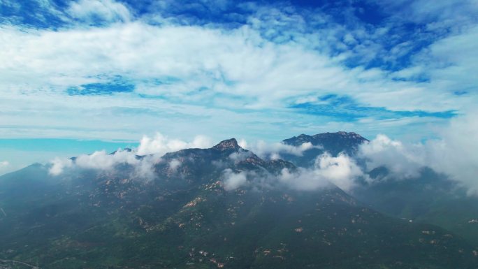 泰山傲徕峰山峰蓝天白云大山云海风景航拍