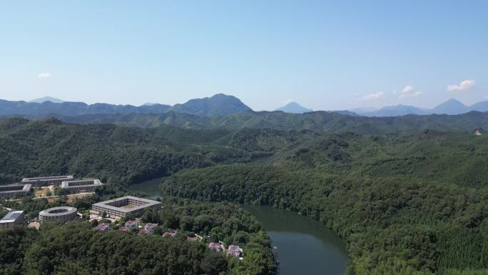 航拍俯瞰绿水青山度假村景区