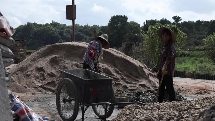 农村挑水泥和水泥的妇女
