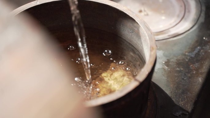传统古朴藏民生活铜锅煮水烧奶茶