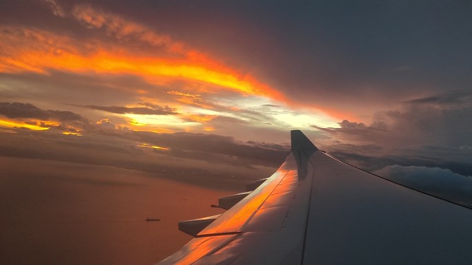 夕阳下飞机窗外的云海