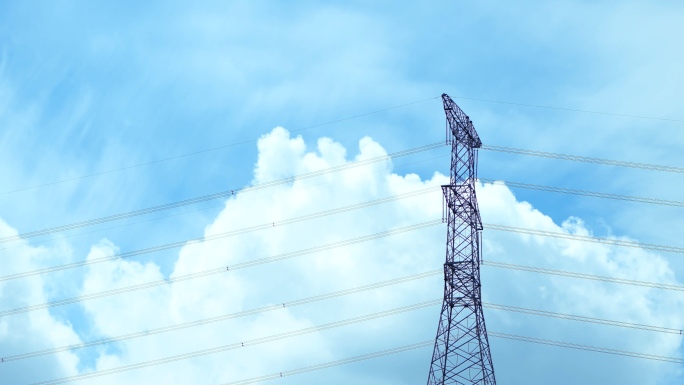 4K蓝天白云下的高压线电力设施
