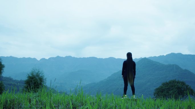 4K大山上的女人背影