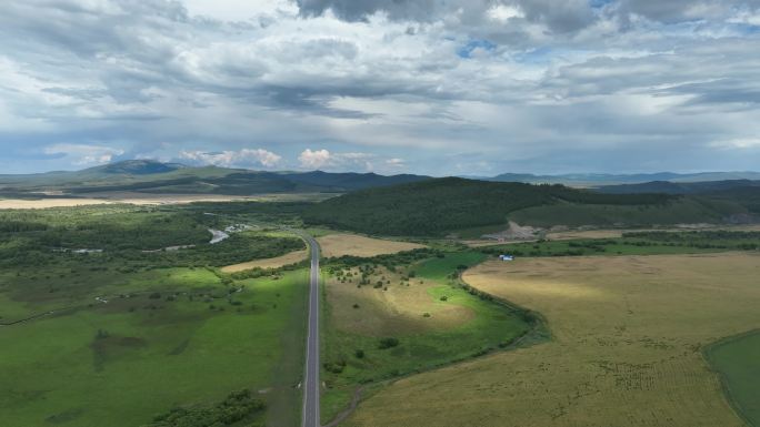 航拍原野乡村公路