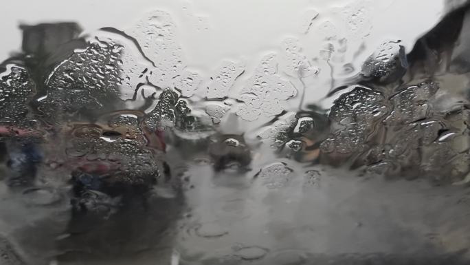 雨水打在车窗玻璃上雨滴雨滴落 雨滴玻璃