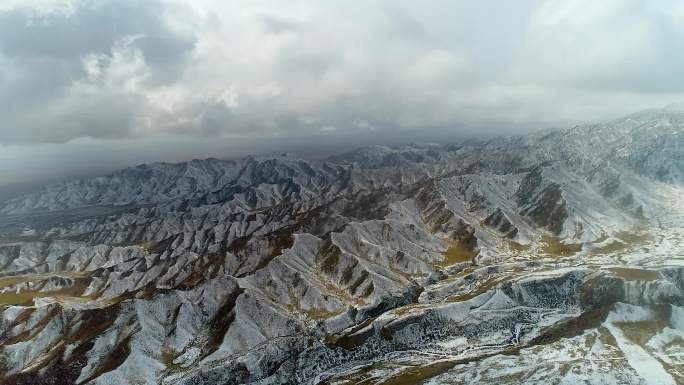 航拍青藏高原雪山戈壁滩雪景1