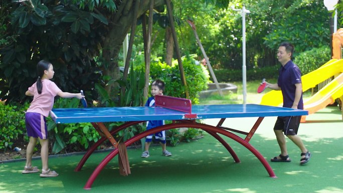 亲子运动小区居民打乒乓球-全民健身