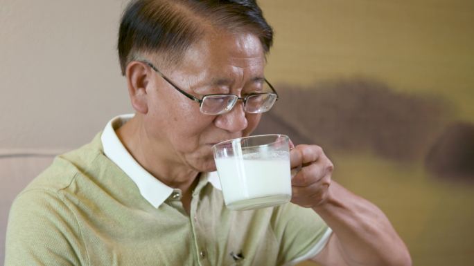 4k中老年人  年轻人 喝牛奶