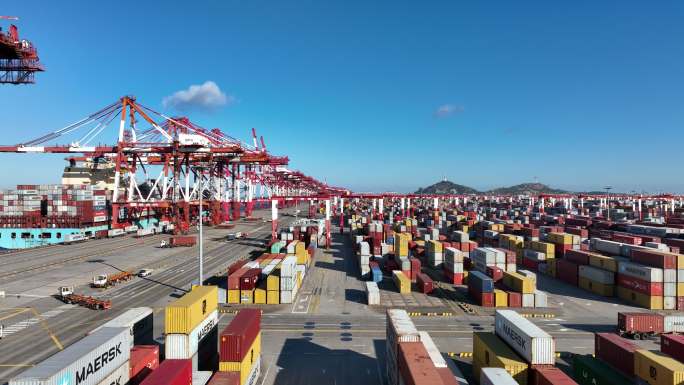 航拍港口货轮集装箱-上海洋山港