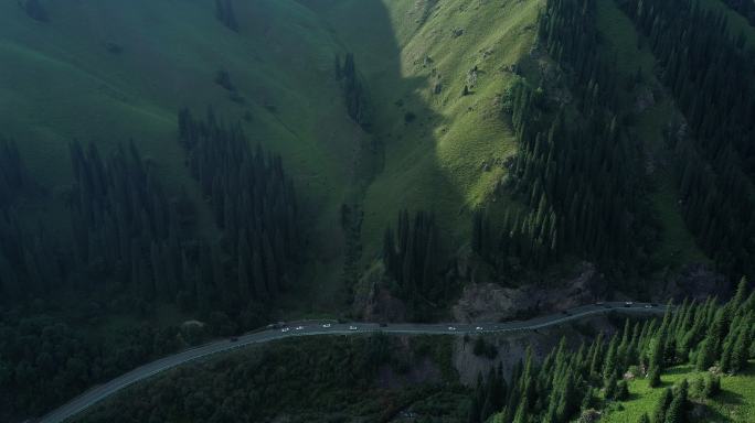 新疆旅游航拍高山峡谷独库公路汽车旅行