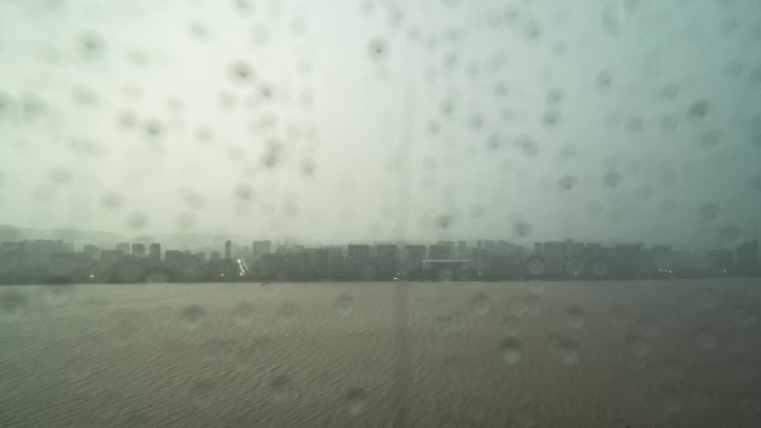 窗外风雨交加钱塘江杭州城市风光日转夜延时