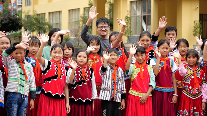 怒族傈僳族的孩子在学校上学 留守儿童上学
