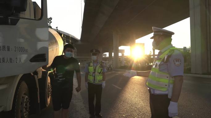 交通执法检查水泥罐车