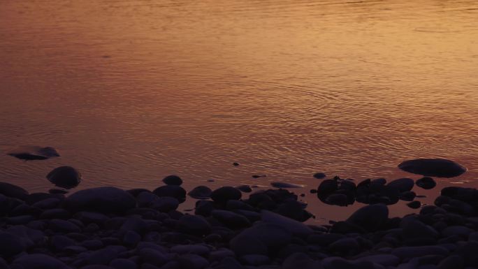 夕阳下江边的鹅卵石