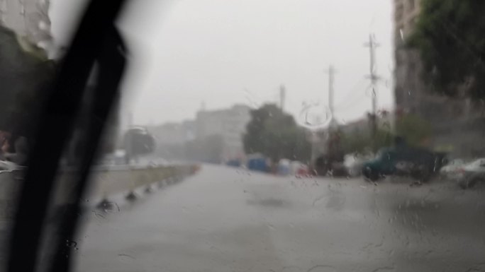 下雨天开车马路边行车车挡玻璃雨滴雨滴玻璃