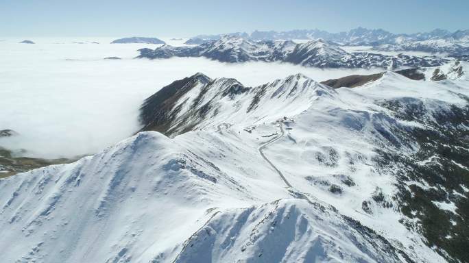 夹金山全景冬季航拍雪景云海