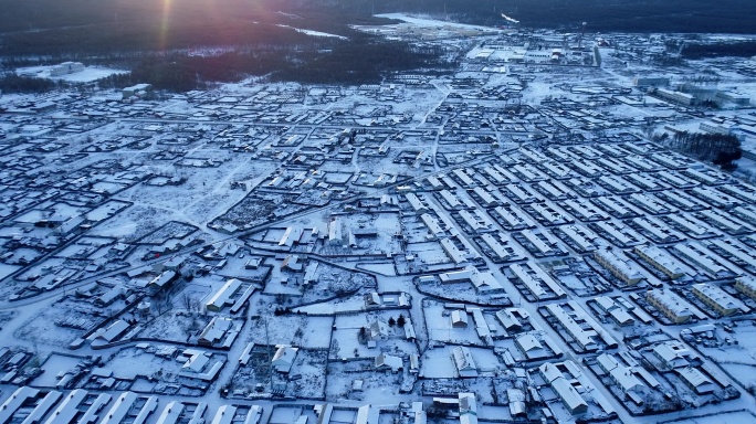 航拍冰雪覆盖的林场山村