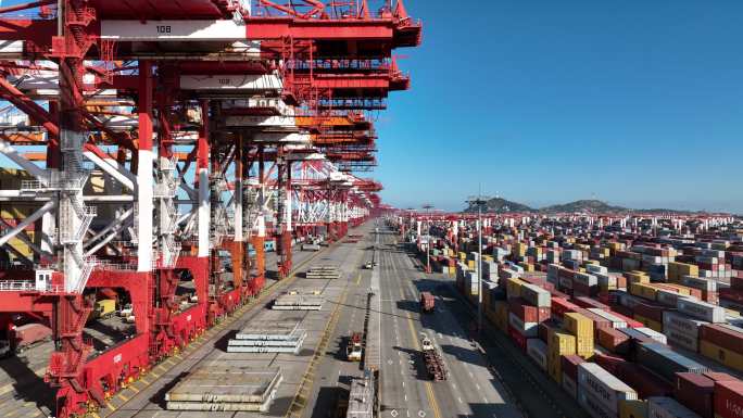 港口卡车运送集装箱-上海洋山港