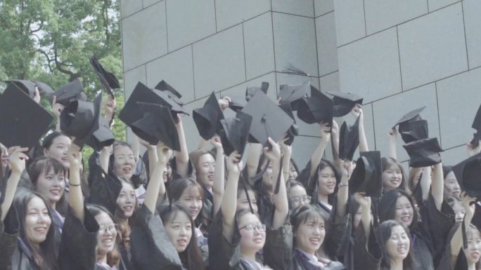大学生毕业扔学士帽视频素材
