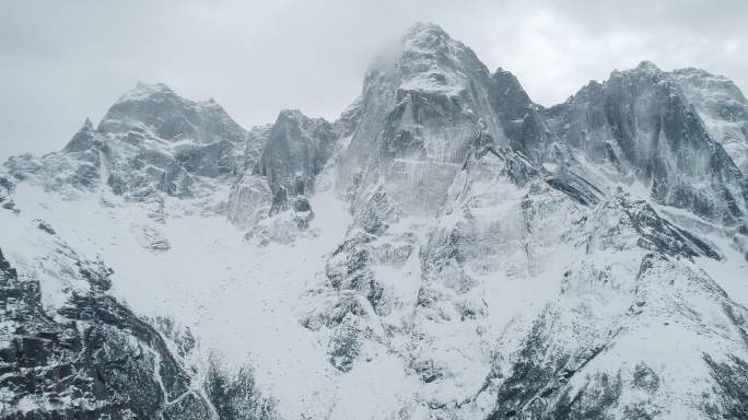 四姑娘山景区内雪山航拍山峰入云