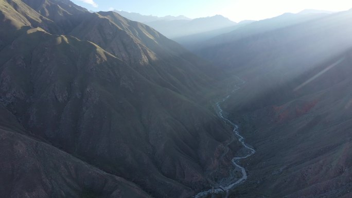 雄伟高山河谷